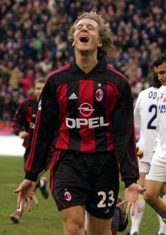 Ambrosini esulta dopo un gol al Verona nel 2011. Afp